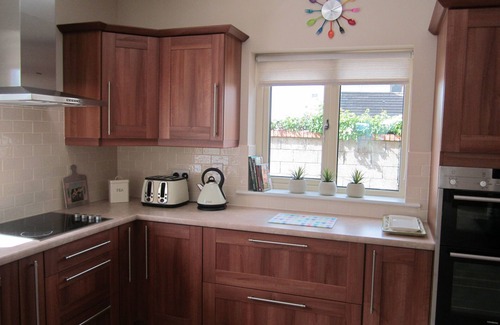 Killarney House | Luxury Home 3 mins to Nat Park, priv parking 4 cars, Secure Gates for families