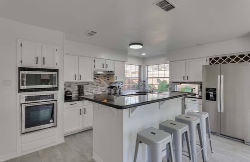 Grand Prairie House | Luxury Home 5BR Hot Tub, Pool & Beautiful Backyard