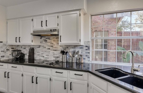 Grand Prairie House | Luxury Home 5BR Hot Tub, Pool & Beautiful Backyard