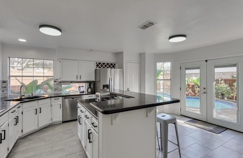 Grand Prairie House | Luxury Home 5BR Hot Tub, Pool & Beautiful Backyard