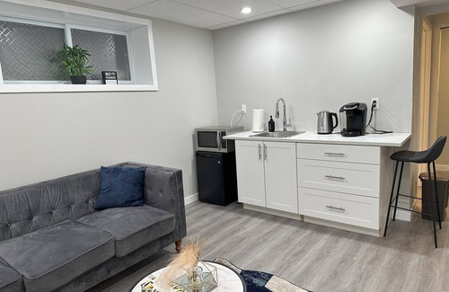 Transcona House | Luxury: Home Away from Home with Private Entrance