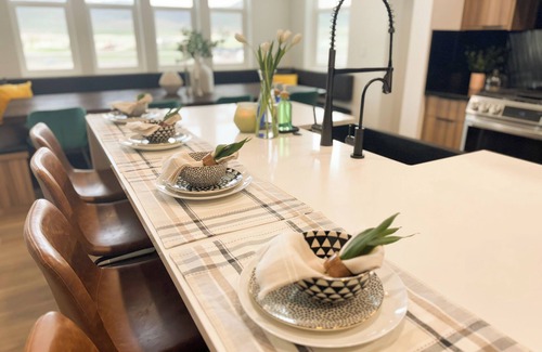 Lava Hot Springs House | Luxury Home! Hot Tub, SportCourt, Putting Green, & BunkRoom for kids!
