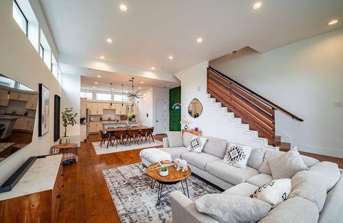 Midtown House | Luxury Home in Midtown With Skyline View