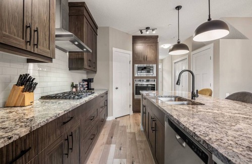 Calgary House | Luxury Home|Mins to Airport|3Bed| 2Tvs
