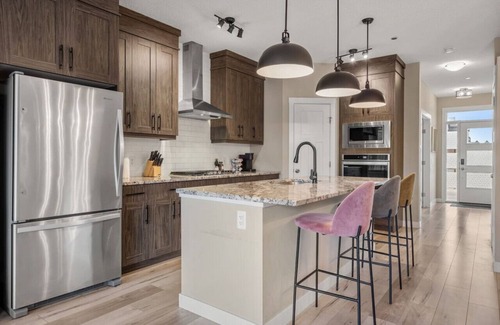 Calgary House | Luxury Home|Mins to Airport|3Bed| 2Tvs