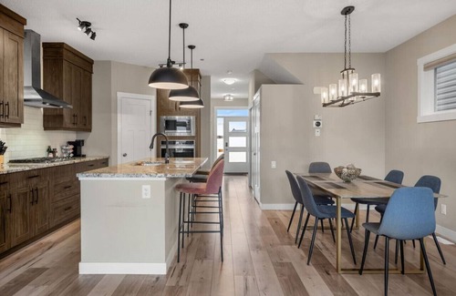 Calgary House | Luxury Home|Mins to Airport|3Bed| 2Tvs