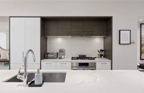 Marpole House | Luxury home near DT and YVR w/2 indoor parking