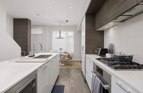Marpole House | Luxury home near DT and YVR w/2 indoor parking