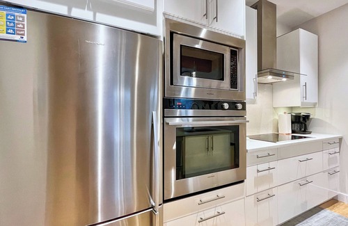 Grandview-Woodland House | Luxury Home on the Drive with AC (Family-Friendly & Business Travel Ready)