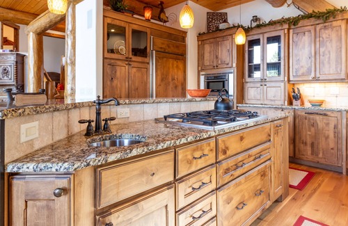 The Highlands Villa | Luxury Home. Upscale Neighborhood. PrivateHot Tub.