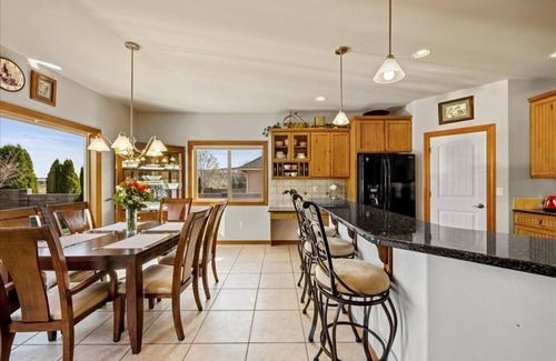 South Richland House | Luxury home with Pool, Mt. views, Hiking/biking trails out the door