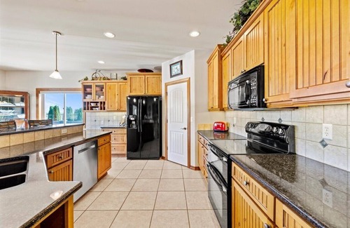 South Richland House | Luxury home with Pool, Mt. views, Hiking/biking trails out the door