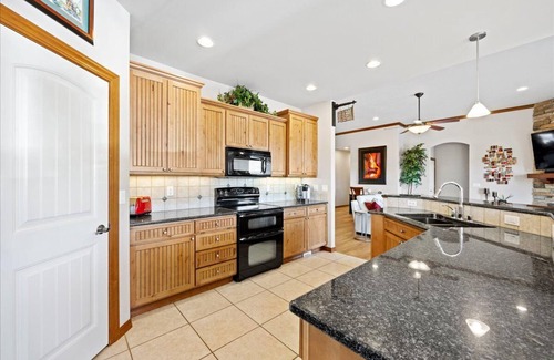South Richland House | Luxury home with Pool, Mt. views, Hiking/biking trails out the door