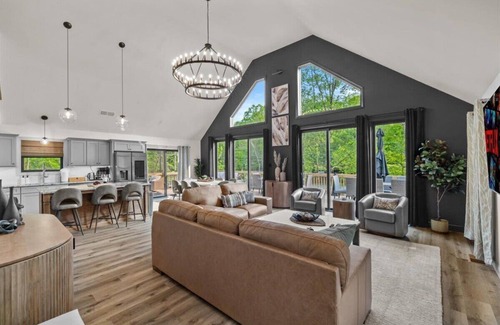 Albrightsville House | Luxury, Hot Tub, Sauna, Pickleball, Dog Friendly