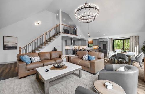 Albrightsville House | Luxury, Hot Tub, Sauna, Pickleball, Dog Friendly