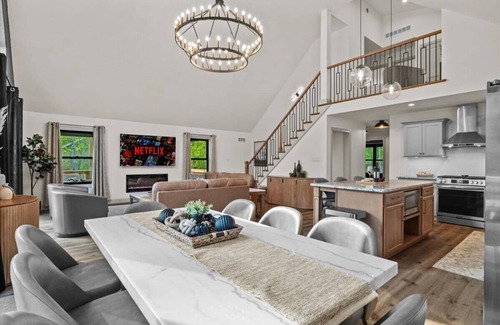 Albrightsville House | Luxury, Hot Tub, Sauna, Pickleball, Dog Friendly