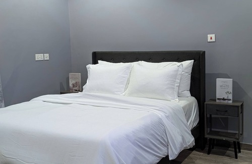Sakumono Hotel | Luxury hotel with WiFi, laundry services, and full Gym in Lashibi/Sakumono area.