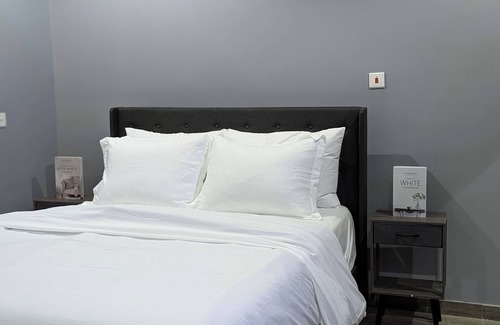 Sakumono Hotel | Luxury hotel with WiFi, laundry services, and full Gym in Lashibi/Sakumono area.