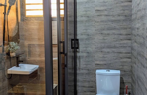 Sakumono Hotel | Luxury hotel with WiFi, laundry services, and full Gym in Lashibi/Sakumono area.