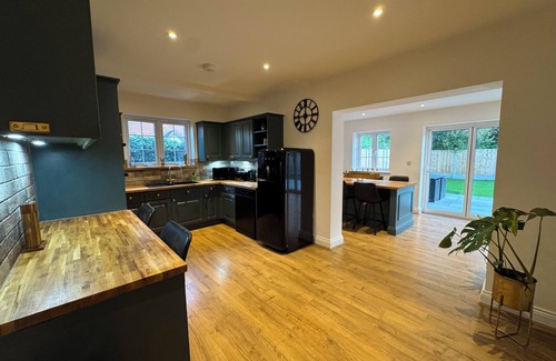 Brentwood House | Luxury House Brentwood, 4 Bedroom, 4 en-suites, Garden/BBQ/Free parking