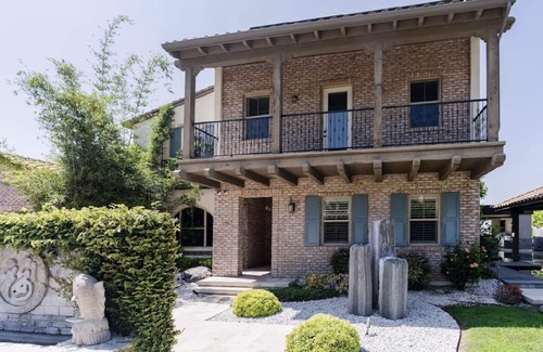 Walnut Valley House | Luxury House/City View/Village