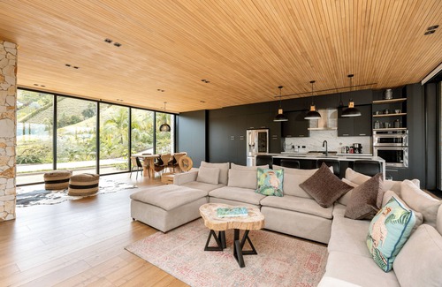El Penol House | Luxury House next to Guatapé reservoir wtih Jacuzzi and tennis court
