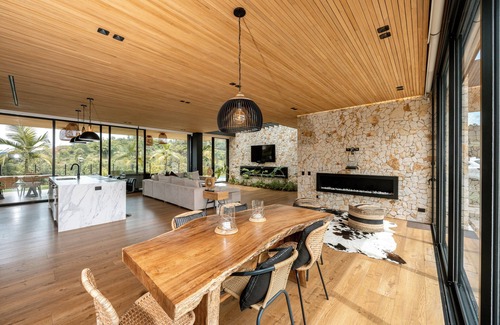 El Penol House | Luxury House next to Guatapé reservoir wtih Jacuzzi and tennis court