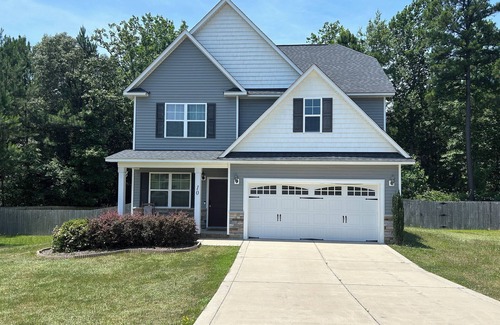 Spring Lake House | 🏡Luxury House -Relaxing Hot Tub🏝️ Fire Pit 🔥-20 Min to FT Bragg!
