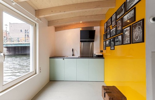 Haarlemmerbuurt Boat Rental | Luxury Houseboat-Apartment is located on the urban island of Prinseneiland in Amsterdam