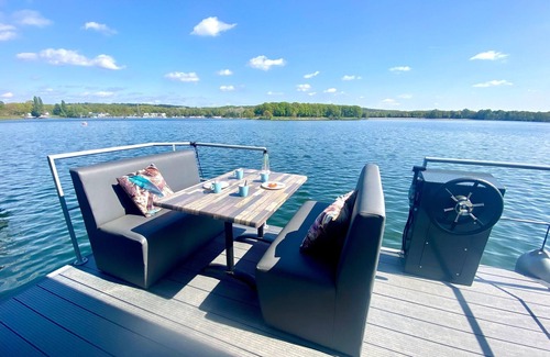 Middelaar Boat Rental | Luxury houseboat with beautiful views
