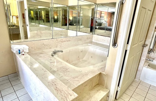 Liberty Hotel | Luxury Inn & Suites Liberty