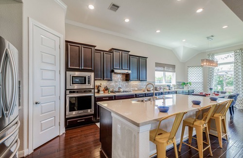 Katy House | Luxury Katy Retreat- 5 bed/3 bath - BBQ Grill, Fire Pit/Office/TV Projector