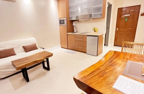Ermita Night District Apartment | Luxury King 2BR 2BA w/Balcony Bayview Pool Netflix
