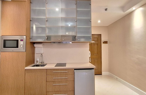 Ermita Night District Apartment | Luxury King 2BR 2BA w/Balcony Bayview Pool Netflix