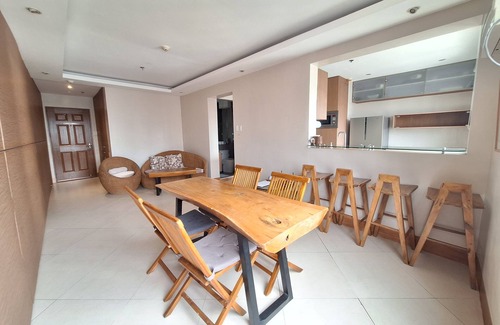 Ermita Night District Condo | Luxury King 4BR 3BA w/2 Balconies Bayview Pool Netflixn