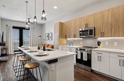 North Burnet Apartment | Luxury King Bed+Pool+Gym+DowntownATX+Domain+Q2Stadium