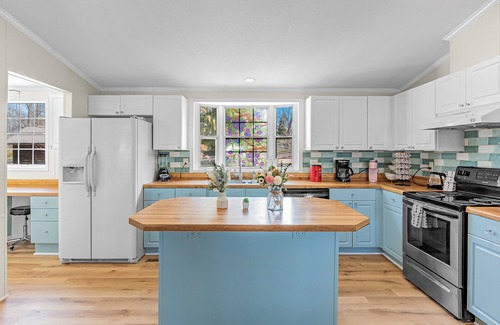 Terrell House | Luxury Lakeview 3BR w/Outdoor Deck, Basketball, Vinyls, Games in Lake Norman