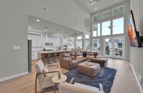 French Quarter House | Luxury Lake Conroe Retreat: 5 Bedrooms, Private Dock, Balconies & Stunning Canal Views!