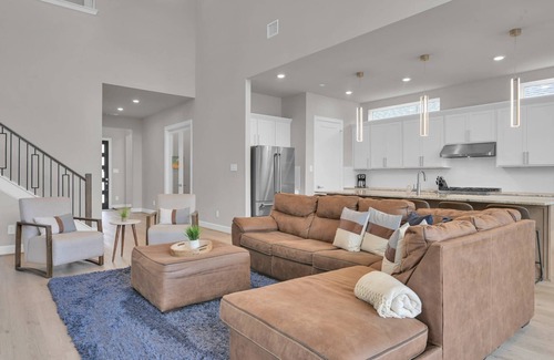 French Quarter House | Luxury Lake Conroe Retreat: 5 Bedrooms, Private Dock, Balconies & Stunning Canal Views!