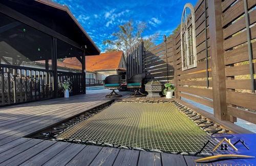 Shelby House | LUXURY LAKE HOUSE & DOG CONDO