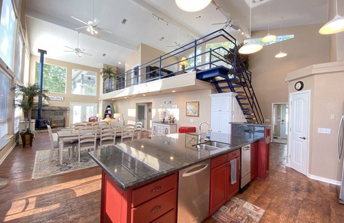 Etoile House | Luxury lake house retreat, hot tub on Sam Rayburn
