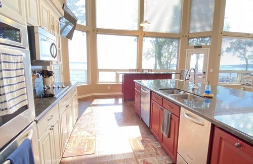 Etoile House | Luxury lake house retreat, hot tub on Sam Rayburn