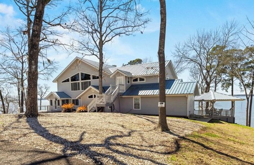 Etoile House | Luxury lake house retreat, hot tub on Sam Rayburn