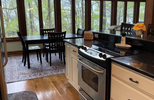 Scottsville House | Luxury Lake House w/DIRECT Lake access Dock Tennis/Pickleball/Basketball Court.
