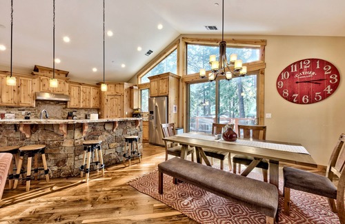South Lake Tahoe House | Luxury Lake Tahoe family hot tub gameroom