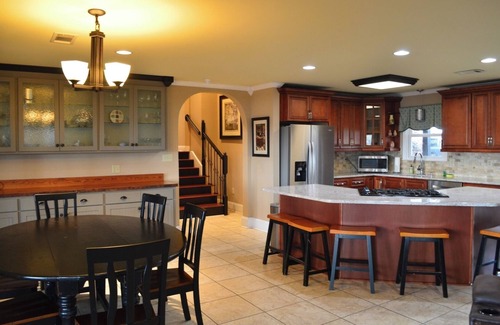 Gilbert Cottage | Luxury Lakefront 4br: Hot Tub, Game Room & Wi-fi