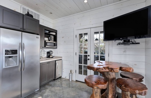 Logan Cottage | Luxury Lakefront Cottage w/Kayaks and SUPs