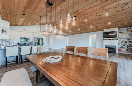 Stokes Bay Ski Chalet | Luxury Lakefront Escape w/Games Room