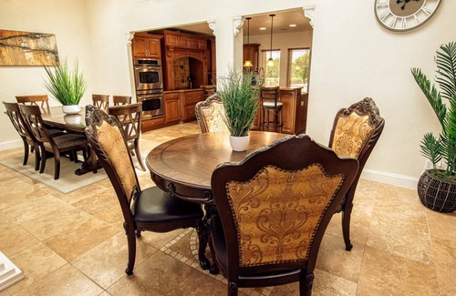 Lake Hamilton House | Luxury Lakefront | Heated Salt Pool, Dock & Kayaks | Home Theatre & EV Charger | Near Theme Parks