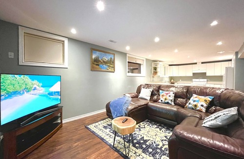 Keswick Cottage | Luxury Lakehouse · 6BR · Private Sandy Beach · Hot Tub · Sunset View Lake Simcoe